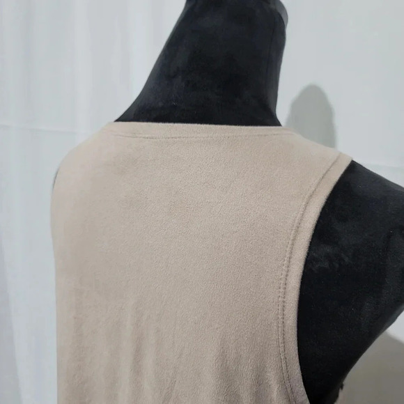 New Directions Weekend Vest Beige Faux Suede Fringe Trim Size S Never Worn - Picture 2 of 11